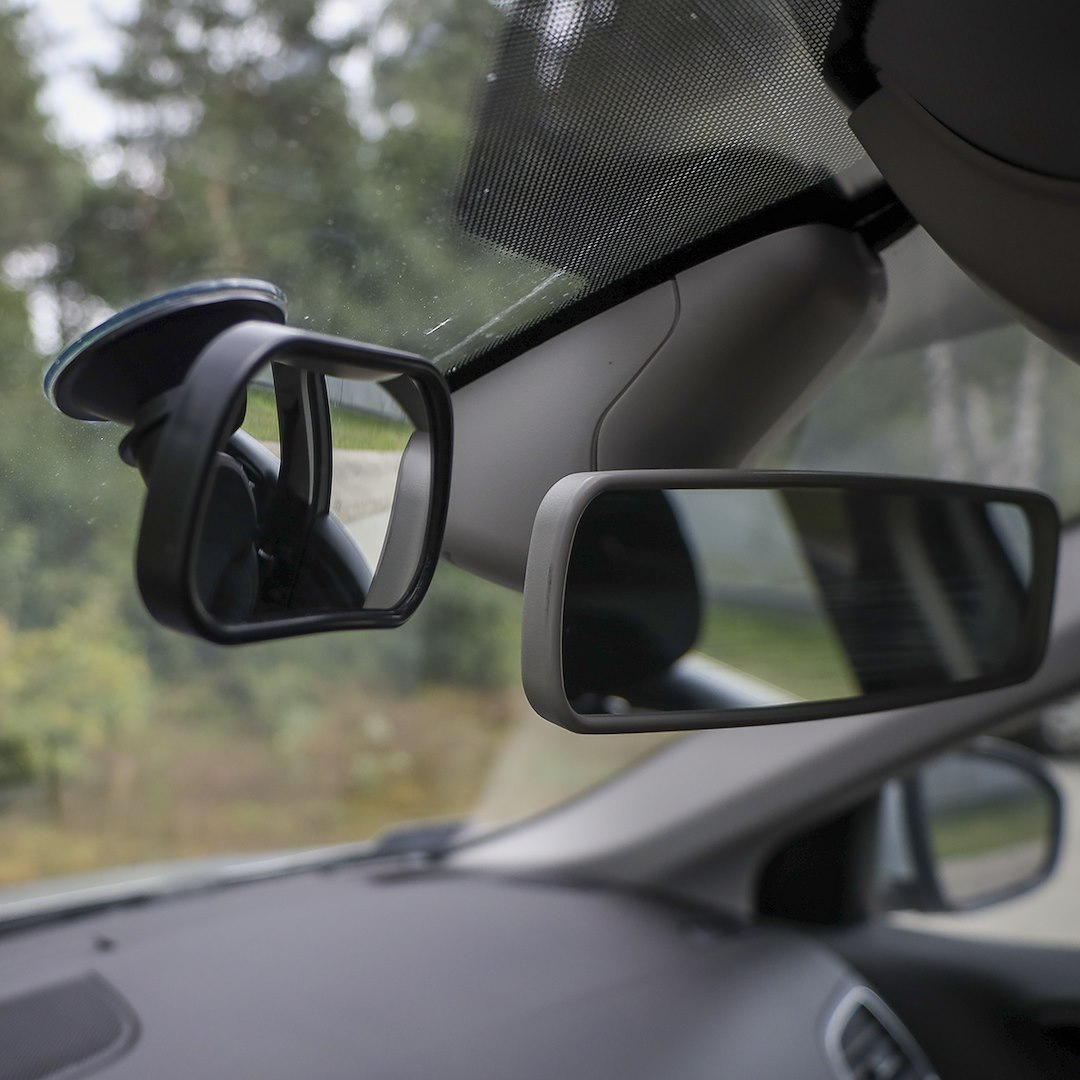 Rearview mirror for observing child, suction cup or clip